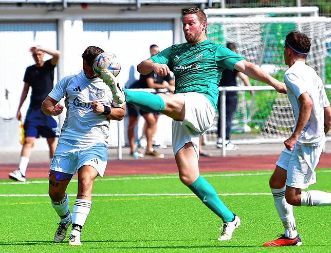 Harter Einsatz: Tim Eckert vom FC Zell stoppt mit hohem Bein den Murger Stürmer Francesco Lo Presti.