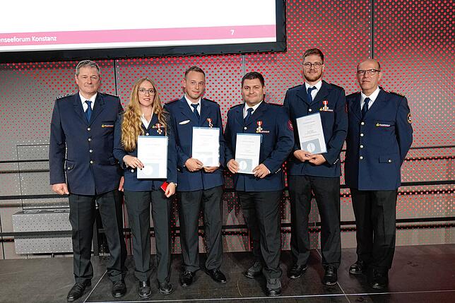 Sie erhielten das Feuerwehr-Ehrenzeichen in Bronze für 15 Jahre aktive Tätigkeit in der Feuerwehr.