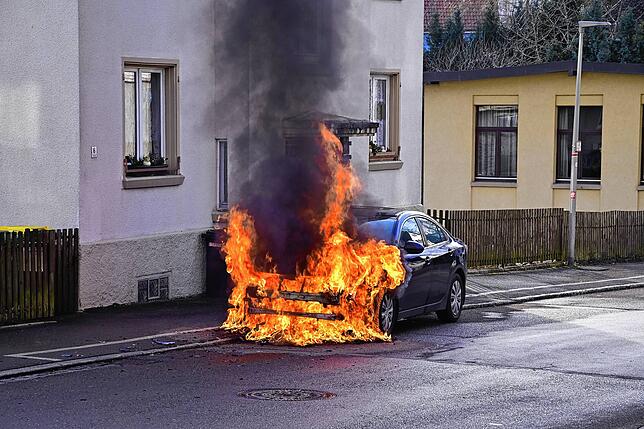 Der Motorraum steht in Flammen.