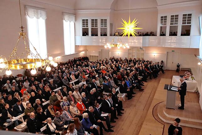 Bürgermeister Fritz Link spricht im Kirchensaal der Herrnhuter Brüdergemeine vor den Besuchern des Neujahrsempfangs.