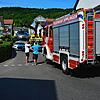 An einer Straße ist kein Durchkommen für das Einsatzfahrzeug. Der Abschleppdienst ist angerückt, um den Weg freizuräumen.
