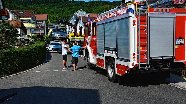 An einer Straße ist kein Durchkommen für das Einsatzfahrzeug. Der Abschleppdienst ist angerückt, um den Weg freizuräumen.