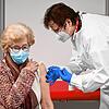Eine 86-jährige Frau wird in einem hessischen Impfzentrum von einer Ärztin mit dem Impfoff von Biontech/Pfizer geimpft. In Hessen sind ...