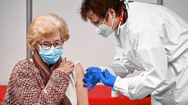 Eine 86-jährige Frau wird in einem hessischen Impfzentrum von einer Ärztin mit dem Impfoff von Biontech/Pfizer geimpft. In Hessen sind ...