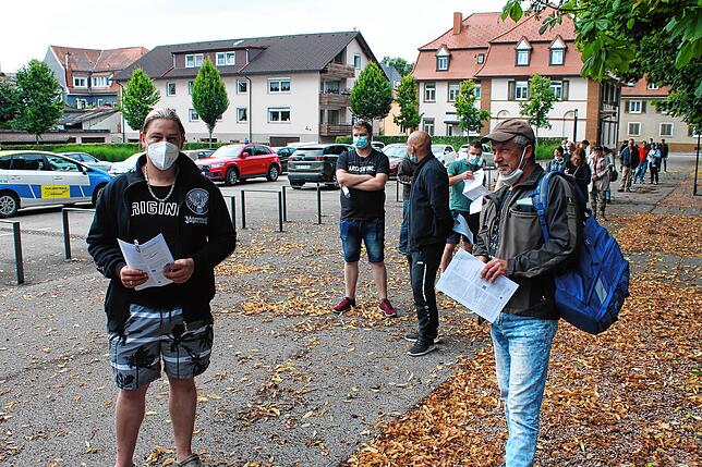 Das Impfangebot wurde gut angenommen. Um 9.30 Uhr standen schon 18 Personen in der Schlange, bei Impfbeginn waren es bereits etwa fünfzig.