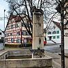Der Brunnen im Zentrum von Wollmatingen, rechts die Bäckerei Knopp, die es an dieser Stelle nicht mehr lange gibt. Denn das Gebäude wird ...