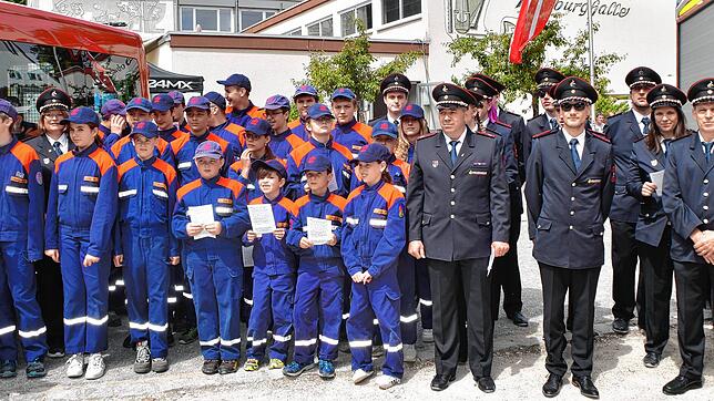 Die Feuerwehr Eigeltingen kann sich über viel Nachwuchs freuen. Sie nahmen jüngst an der Segnung von drei neuen Feuerwehrfahrzeugen ...
