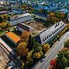 Die beiden ehemaligen Mannschaftsgebäude an der Richthofenstraße (Vordergrund) sollen für 44 Millionen Euro umgebaut werden und künftig ...