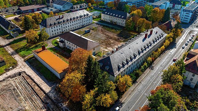 Die beiden ehemaligen Mannschaftsgebäude an der Richthofenstraße (Vordergrund) sollen für 44 Millionen Euro umgebaut werden und künftig ...