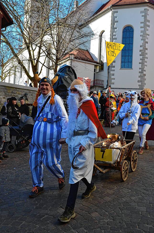 Sind das nicht Obelix und Druide Miraculix? Sie bahnen sich ihren Weg ins gallische Dorf Meersburg.