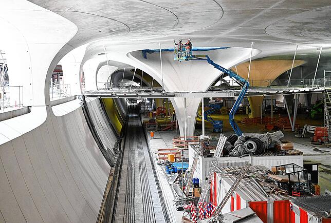 Die Konstruktion der 27 Lichtaugen, die Tageslicht in unterirdischen Bahnsteige bringen sollen, ist weitgehend fertiggestellt.