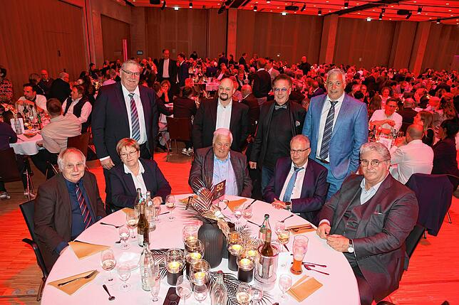 Die Gruppe der Baugenossenschaft Oberzellerhau (stehen von links): Rainer Geier, Karsten Wilke, Aufsichtsratschef Werner Graf und ...