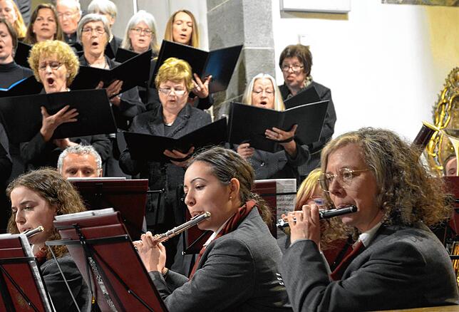 Kapelle und Sänger ergänzen sich: Flöten und Chor in bestem Einklang.
