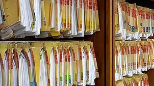 Akten hängen im Büro im Landratsamt Waldshut. Bis 2028 soll die Kreisverwaltung digitalisiert werden. Symbolfoto: Melanie Völk