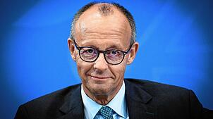 Friedrich Merz, Bundeskanzler und Bundesvorsitzender der CDU, äußert sich bei einer Pressekonferenz nach der ersten Sitzung des ...