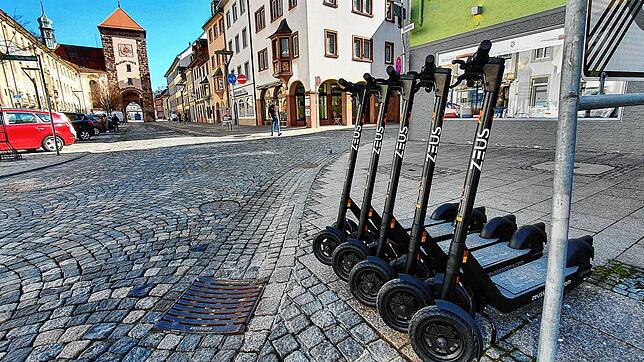 An sogenannten &bdquo;Dropzones&ldquo;, so wie hier in der Bickenstraße, wurden die 100 Elektroroller der Firma Zeus Anfang März in ...