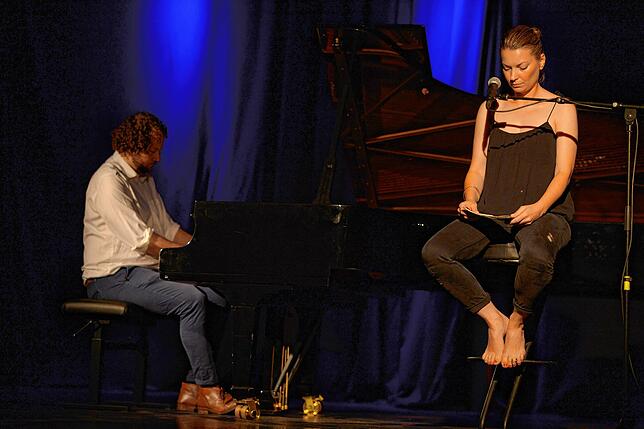 Billy Contreras und Natascha Maier auf der Bühne im Veranstaltungsraum Casino beim Kulturcampus Ende Juli, der Raum darf derzeit mit ...