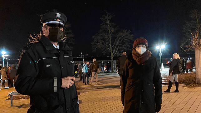 Volkmar Rees, Leiter des Polizeireviers Friedrichshafen, und Monika Blank, Sprecherin der Stadt, waren auch diesmal vor Ort. Dieses Bild ...