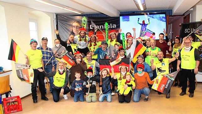 Ausgelassen feierten die Daniela Maier-Fans des SC Urach im Uracher Gemeindehaus den Erfolg ihrer Vorzeigesportlerin.