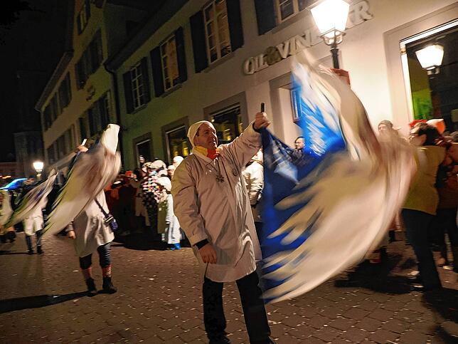 Fahnenschwingend und laut durch die Niederburg: Der Hemdglonkerumzug 2023.
