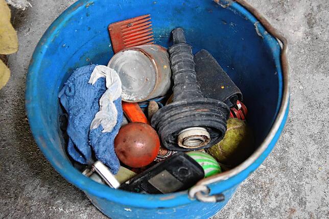 Haustelefon, Kamm, Bälle, Lappen – so manches schwimmt im Abwasser, was dort nicht hingehört.