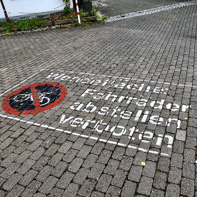 Zwar gibt es am Wendeplatz im Paradies ein Hinweis auf dem Boden, doch dieser würde von den Schänzlebesuchern ignoriert, wie Anwohner ...