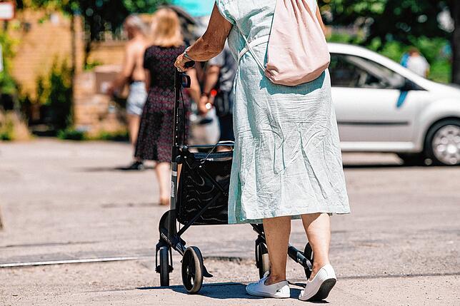 Rentnerinnen leiden in Deutschland überproportional unter Altersarmut.