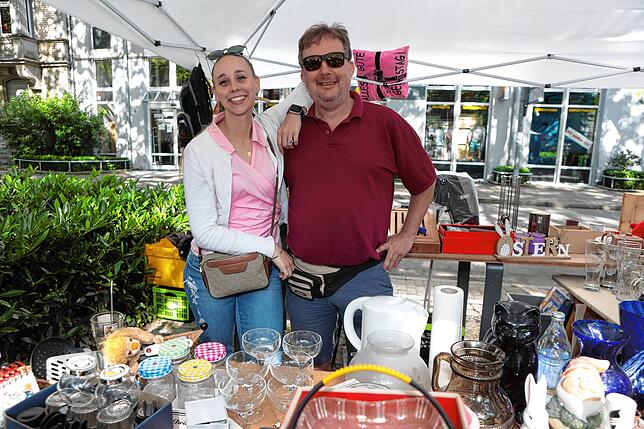 Bild 35: Konstanz: Auf zum Deutsch-Schweizer Flohmarkt! Diese Besucher und Verkäufer sind dabei