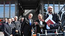 Pfarrer Joachim Kruse (Mitte) und Pastoralreferent Matthias Wößner (rechts) segnen das Feuerwehrgerätehaus. Bilder: Heinz Vollmar