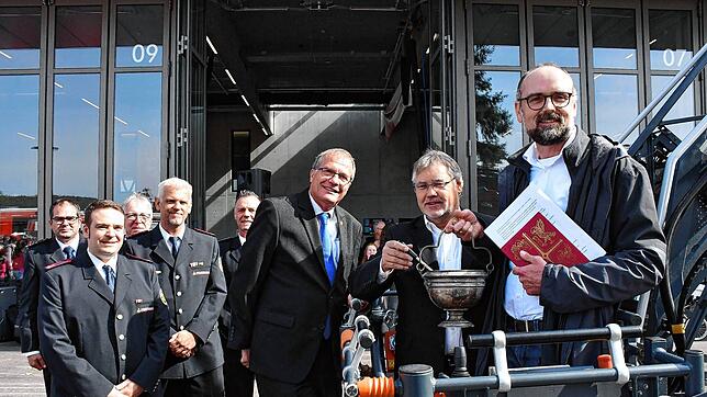 Pfarrer Joachim Kruse (Mitte) und Pastoralreferent Matthias Wößner (rechts) segnen das Feuerwehrgerätehaus. Bilder: Heinz Vollmar