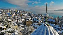Archivbild: Blick auf das verschneite Überlingen und Bodenseeufer, aufgenommen wurde das Foto im Dezember 2023.