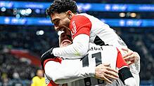 Frankfurts Torschütze Hugo Ekitiké (mitte) jubelt mit den Teamkollegen Rasmus Kristensen (links) und Omar Marmoush (oben) über sein Tor ...
