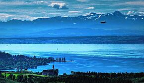 Malerisch: Ein Zeppelin fliegt über den Bodensee Richtung Friedrichshafen, während im Vordergrund die Barockkirche Birnau zu sehen ist.