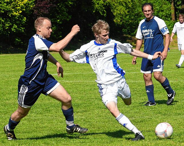 Lange her: David Held (rechts) spielt im Sommer 2011 mit dem TuS Efringen-Kirchen beim SV Blau-Weiß Murg und wird hier von Carlo Wolf – ...