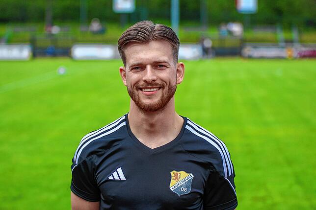 Emanuel Esser (26) begann im Nachwuchs des VfB Waldshut. Im Sommer 2017 wechselte er noch als Jugendspieler zu den Aktiven des SV 08 ...