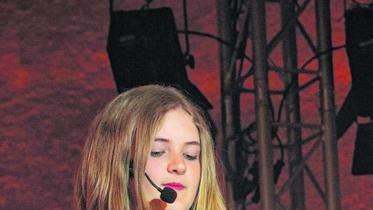 Esra (Sophia Stroppel) erinnert als Priester und Gesetzeslehrer das jüdische Volk in einer eindringlichen Predigt an die Worte Gottes zu ...