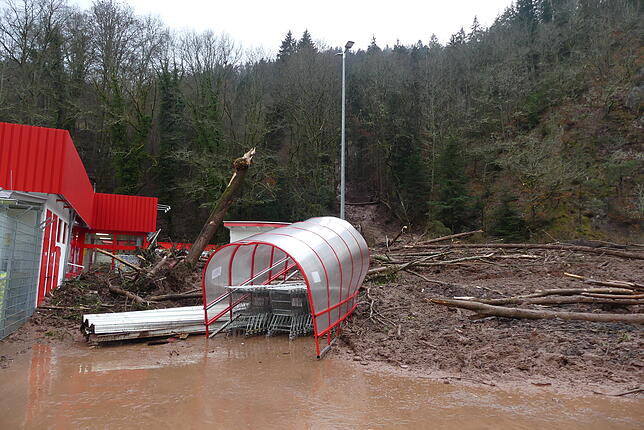 Bild 3: Großeinsatz: Erdrutsch überschüttet Parkplatz in Schramberg