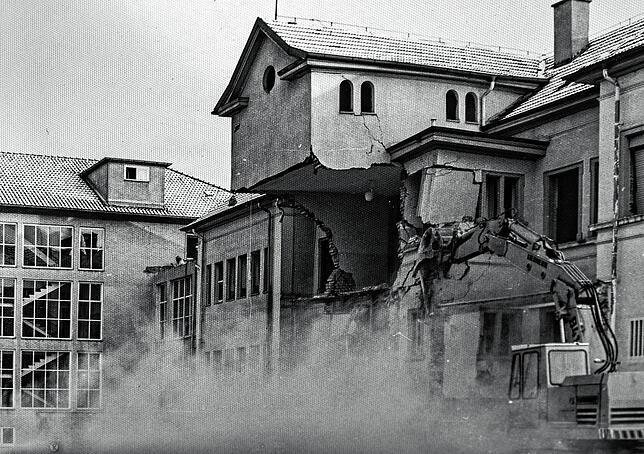 1979: Ungern trennten sich die Meßkircher von ihrem Krankenhaus. Doch es half nichts, 1979 wurde es abgerissen. Hier hängt die ...