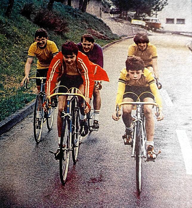 Begeisterte Jugend: Nahe dem Waldshuter Ortsteil Schmitzingen ist diese Gruppe von Jungen im Jahr 1982 mit ihren Fahrrädern unterwegs.