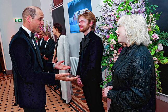 Prinz William spricht mit dem Sänger Finneas O‘Connell und der Sängerin Billie Eilish