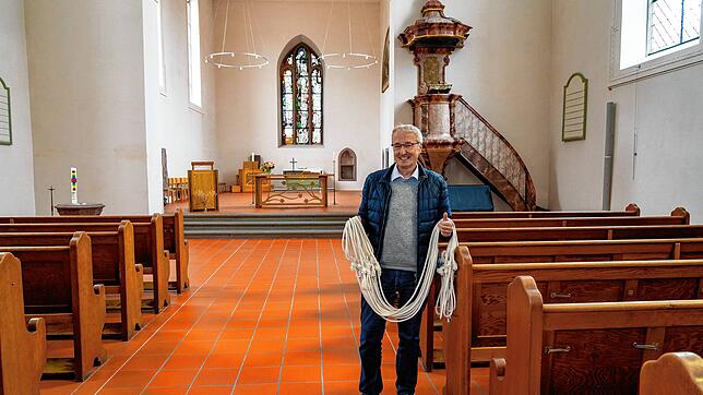 Die Seile zur Absperrung der Kirchenbänke zur Erfüllung der Corona-Auflagen in der Villinger Johanneskirche konnte der evangelische ...