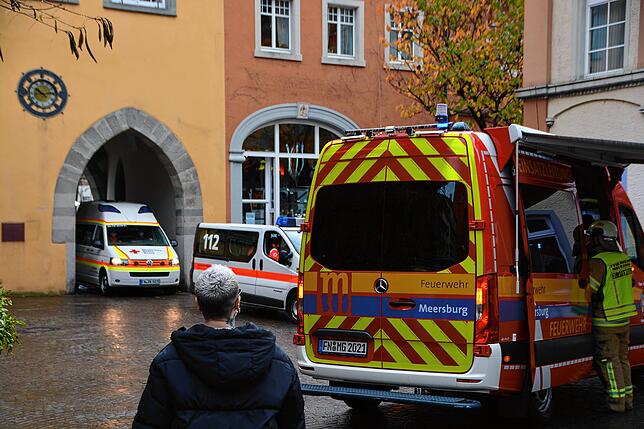 Bei der Durchfahrt durch das schmale Rathaustor kommt es kurzzeitig zum Stau der Rettungsfahrzeuge.