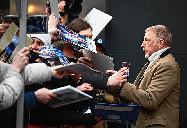 Viele Fans sind ihm treu geblieben: Boris Becker schreibt während der Berlinale Autogramme.