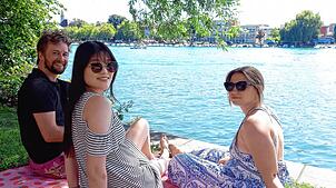 Drei, die das Sommerwetter am Seerhein schon vor dem Wochenende genießen: Kirian Sprehe, Yuan Yuan Wo und Pauline Eiden, alle ...