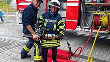 Heiko Lobe zeigt dem elfjährigen Leonard aus Sumpfohren die Ausstattung des Hüfinger Einsatzfahrzeuges. Bild: Andrea Hauger