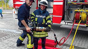 Heiko Lobe zeigt dem elfjährigen Leonard aus Sumpfohren die Ausstattung des Hüfinger Einsatzfahrzeuges. Bild: Andrea Hauger