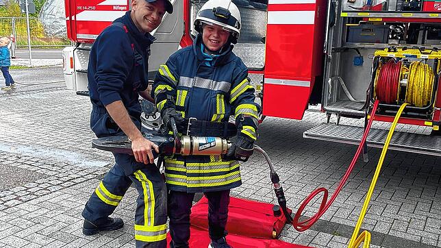 Heiko Lobe zeigt dem elfjährigen Leonard aus Sumpfohren die Ausstattung des Hüfinger Einsatzfahrzeuges. Bild: Andrea Hauger
