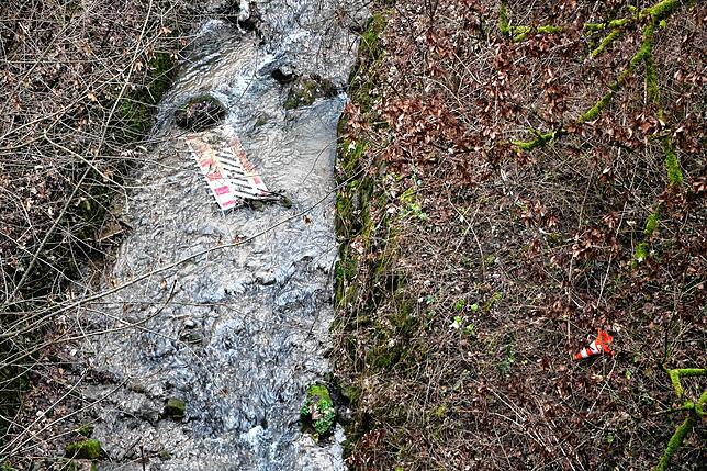 Das Absperrgitter unter der Seltenbachbrücke will sich nicht so recht ins Landschaftsbild einfügen. Vor 25 Jahren stapelten sich ...