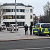 Polizeipräsenz vor der Volksbank-Hauptstelle in VS-Villingen am Freitagmorgen, 7. Februar: Ein Überfallalarm hatte die Ordnungshüter auf ...