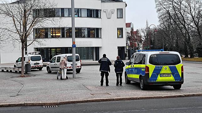 Polizeipräsenz vor der Volksbank-Hauptstelle in VS-Villingen am Freitagmorgen, 7. Februar: Ein Überfallalarm hatte die Ordnungshüter auf ...